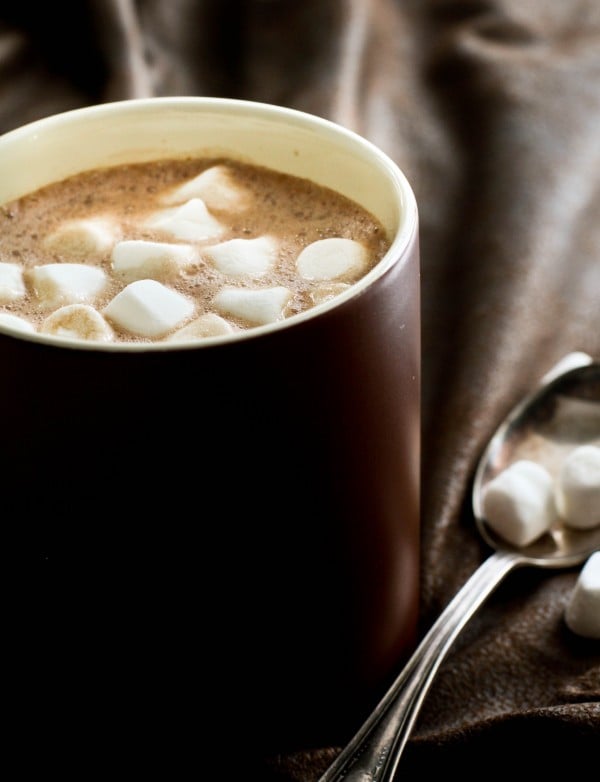 Seriously rich and creamy homemade hot chocolate. Just a few simple ingredients! #hotcocoa #hoemamdecocoa The Best Homemade Hot Cocoa